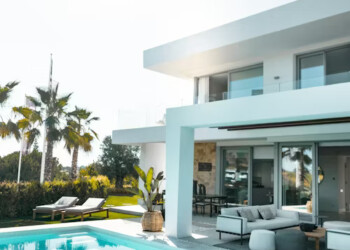 photo-1613977257365-aaae5a9817ff